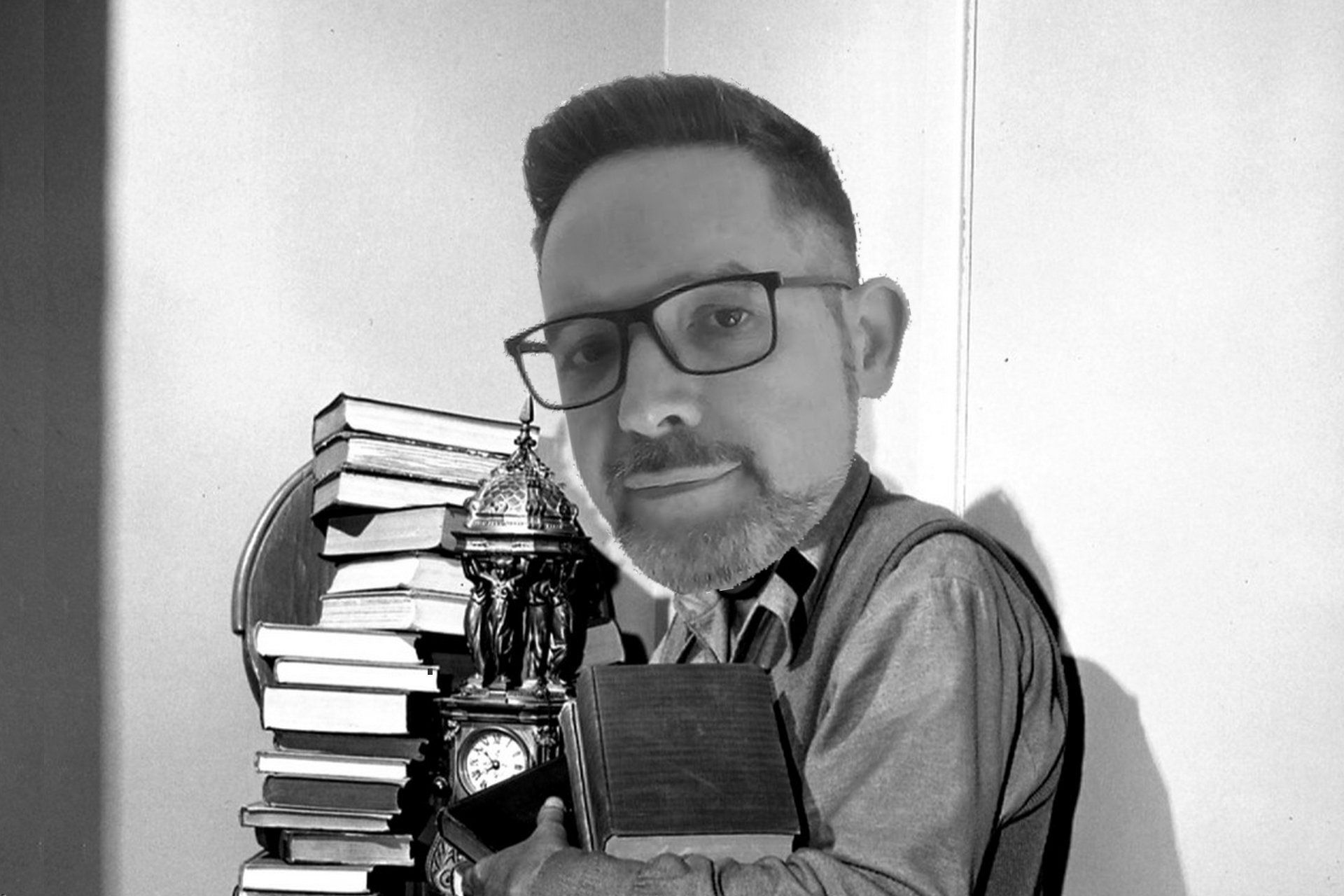 Javiguion con una pila de libros en la Dimensión Desconocida