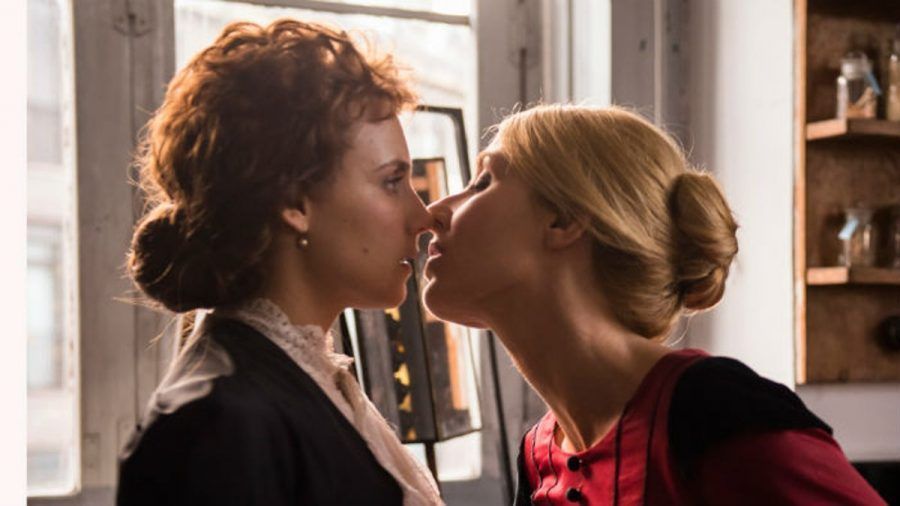 El Ministerio del Tiempo El beso de Irene a Amelia